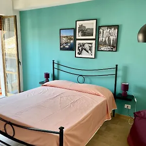 Alloggio in famiglia Stanza In Condiviso Double With Private Bathroom And Balcony In A Shared House, Catania